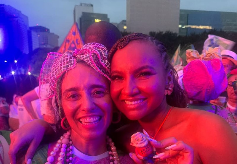 Rayane Dumont leva a bateria da União de Maricá para o protesto “O Samba Não Se Cala”
