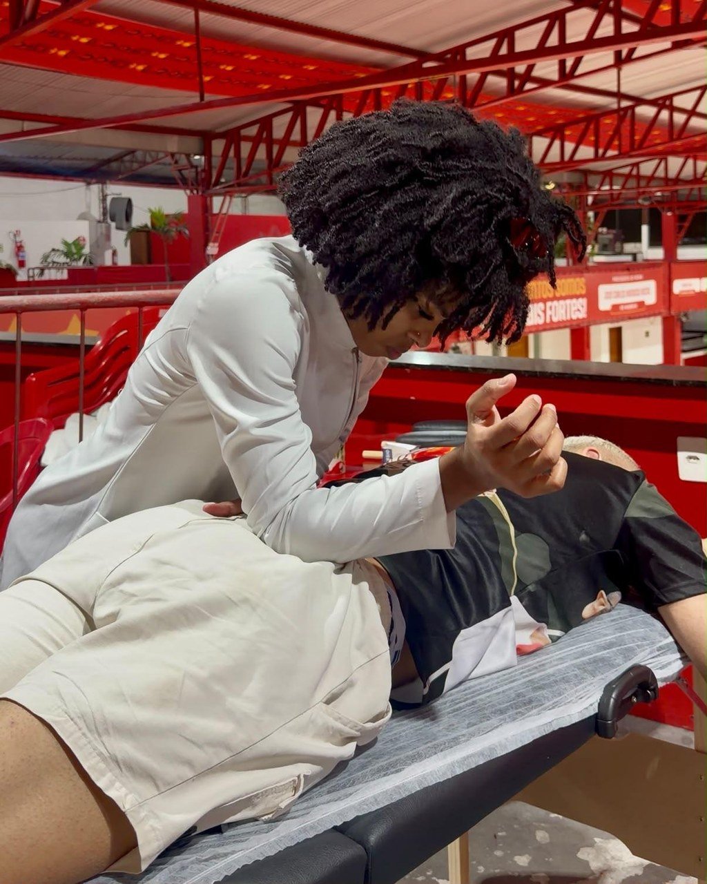 Viradouro cuida da saúde da bateria com projeto gratuito de fisioterapia